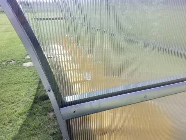 Ktoś wypalił dziurę w ścianie ławki na boisku w Krynkach