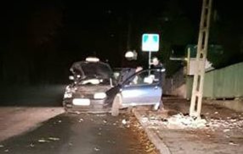 Na ulicy Szkolnej w Lipnie pijany kierowca uderzył w słup i zaczął uciekać [zdjęcia]