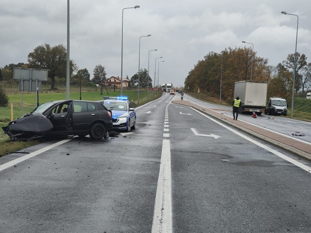 Wypadek w Woli Bykowskiej na DK12/DK91. Nissan micra zderzył się z ciężarówką, 19.10.2022