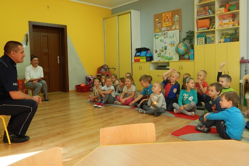 Policjant odwiedził przedszkolaków w Radziejowie [zdjęcia]