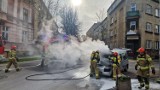 Poranna akcja strażaków na ulicy Chopina w Tarnowie. Gasili samochód, który zapalił się na drodze 