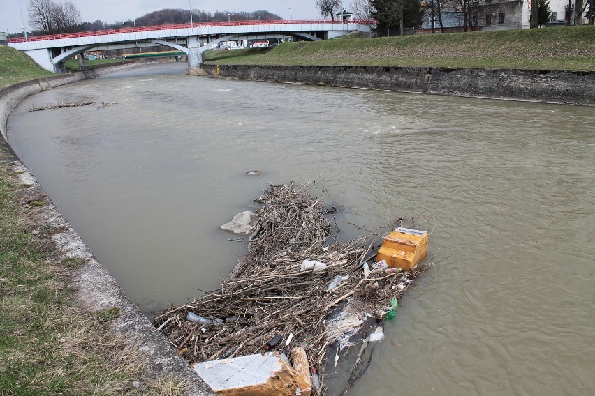 Gorlice: woda posprzątała śmietnisko? [ZDJĘCIA]