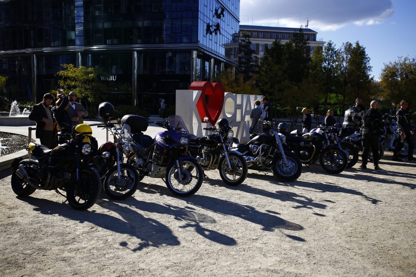 Zlot motocykli w Warszawie. The Distinguished Gentleman's Ride na placu Europejskim [ZDJĘCIA]