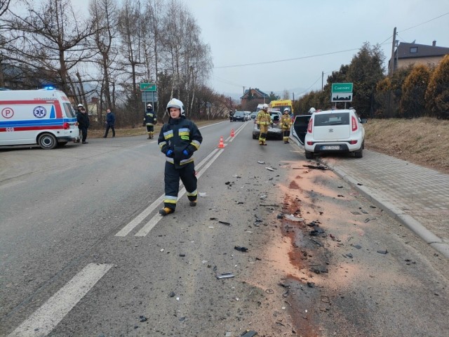Dwie osoby zostały ranne i trafiły do szpitala, kiedy w miejscowości Czerniec trzy samochody zderzyły się na drodze wojewódzkiej nr 969. Główny szlak łączący Nowy Sącz z Nowym Targiem, został zablokowany.