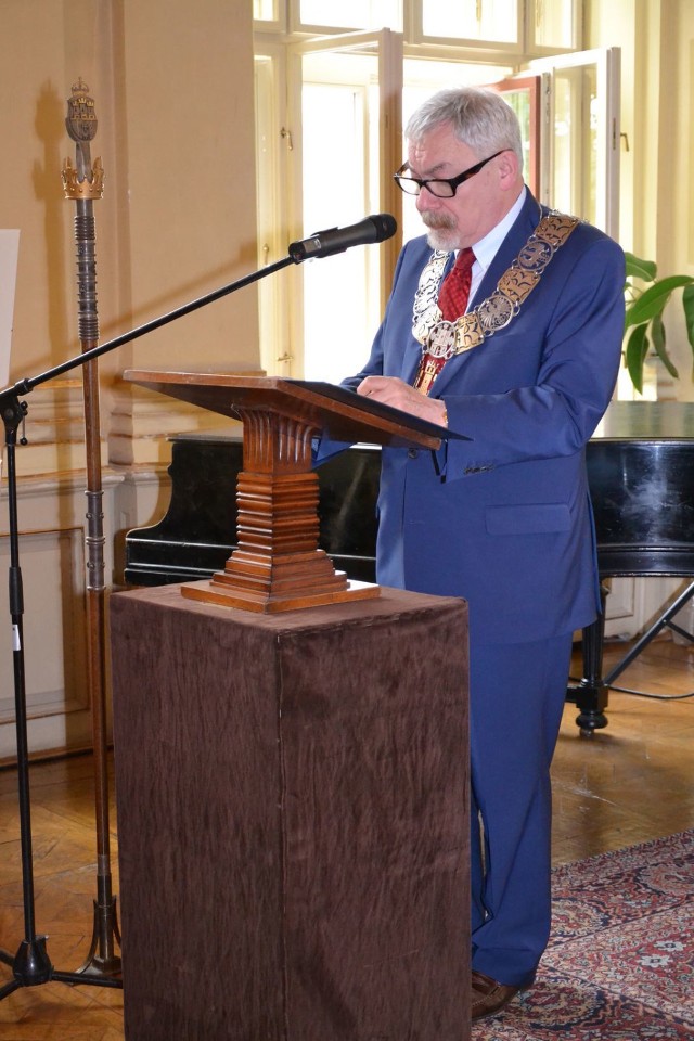 Przemawia prof. Jacek Majchrowski Prezydent Królewskiego Miasta Krakowa podgórskiej Sesji.