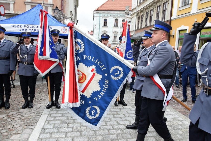 Tarnowscy funkcjonariusze otrzymali nowy sztandar podczas święta policji [ZDJĘCIA, WIDEO]