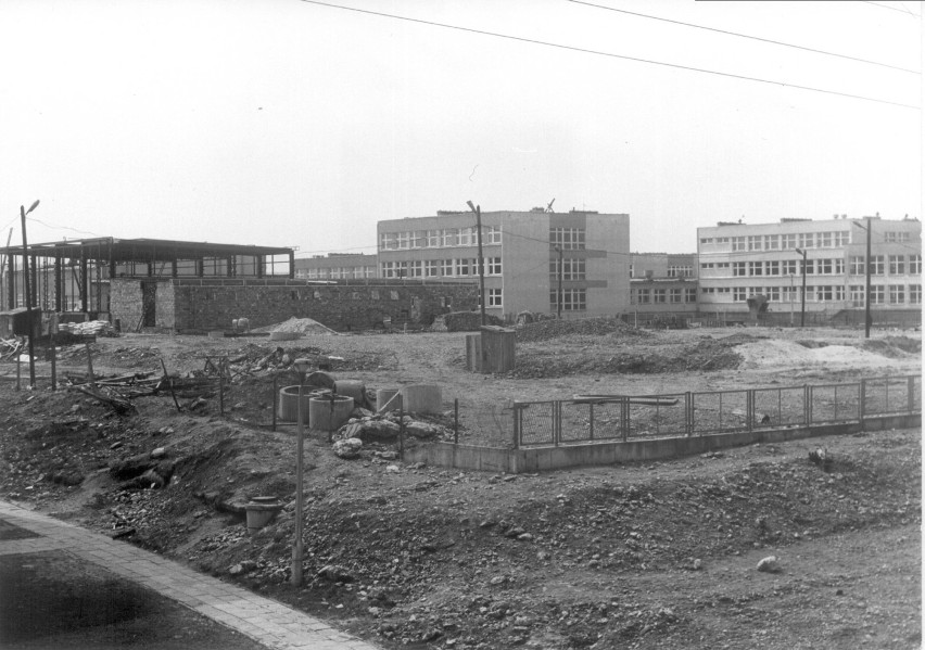 Historia Osiedla Młodych w Olkuszu i jego mieszkańców zapisana na archiwalnych fotografiach 