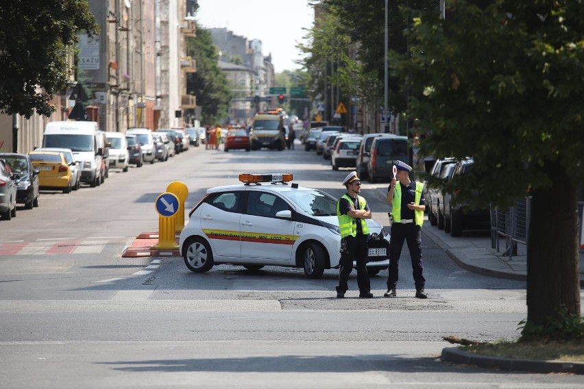 Na ul. Radwańskiej w Łodzi zarwała się jezdnia. Odcinek ulicy zamknięty dla ruchu [ZDJĘCIA]