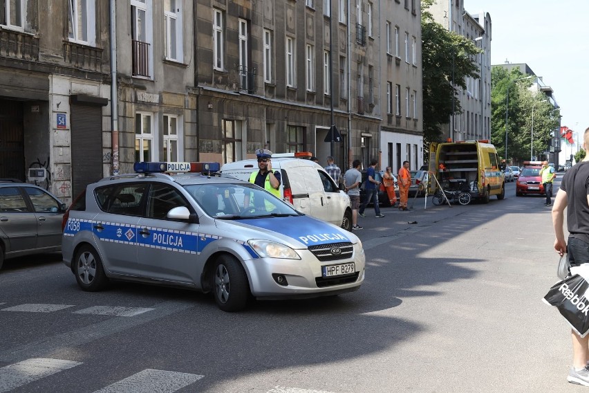 Na ul. Radwańskiej w Łodzi zarwała się jezdnia. Odcinek ulicy zamknięty dla ruchu [ZDJĘCIA]