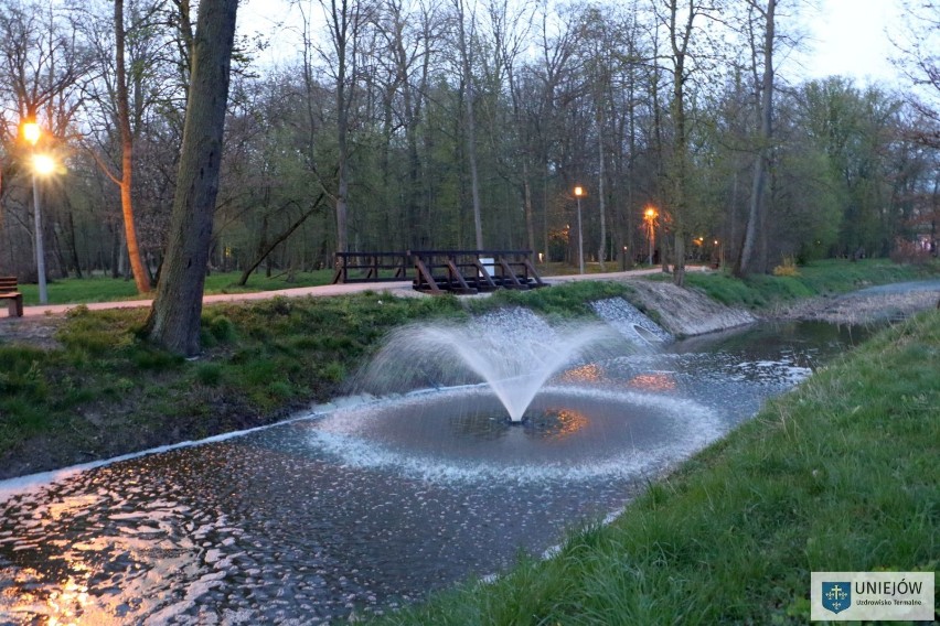 Wodna atrakcja w postaci fontann przybyła w Parku Zamkowym w Uniejowie. Miasto zachęca do spacerów (zdjęcia)