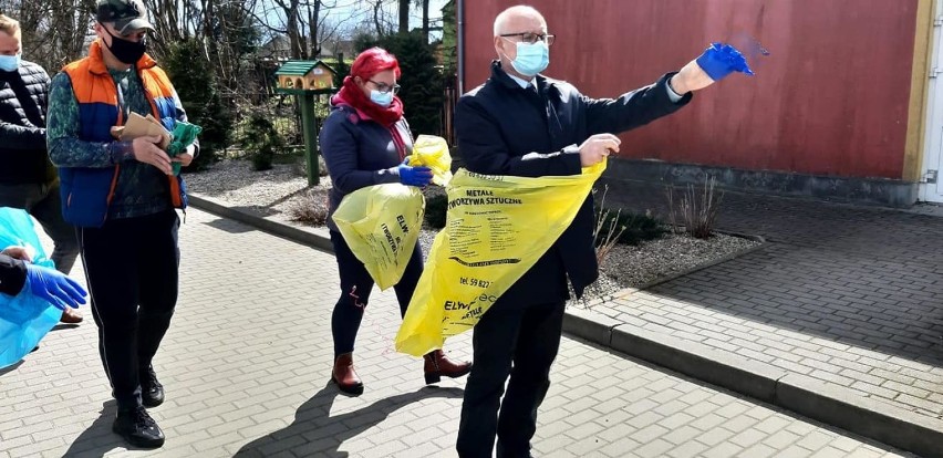 Weekend dla ziemi z biblioteką w Trzebielinie. Pracownicy samorządu, zbierając śmieci, dają dobry przykład