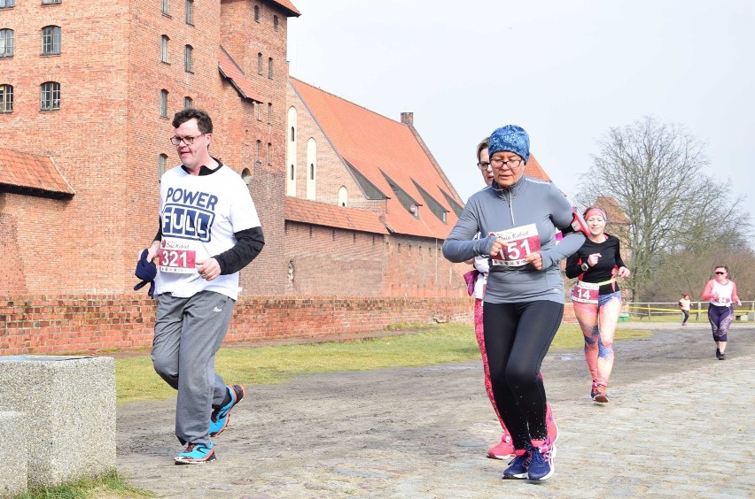 Bieg z okazji Dnia Kobiet w Malborku [ZDJĘCIA, cz. 3]. Rywalizacja na trasie i wręczenie medali na mecie