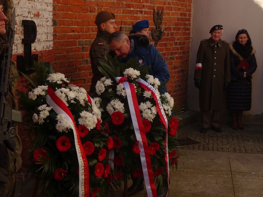 Pod dawnym więzieniem Urzędu Bezpieczeństwa w Kielcach oddano hołd Żołnierzom Wyklętym. Zobacz zdjęcia
