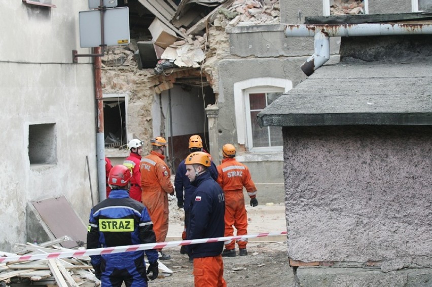 Dramat w Mirsku, zawaliła się kamienica osiem osób rannych [ZDJĘCIA]