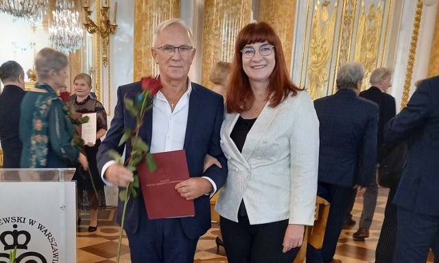 Tadeusz Wróbel po odebraniu nagrody. W Zamku Królewskim w Warszawie towarzyszyła mu Renata Osikowicz-Wyroba, dyrektor Państwowej Szkoły Muzycznej I st. im. Witolda Lutosławskiego w Jaśle. 70-latek uczy również w Prywatnej Szkole Muzycznej II st. w Jaśle