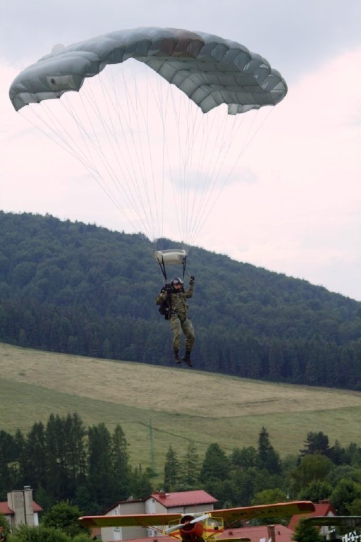 Bielsko-Biała: Szkolenie spadochronowe Polaków i Kanadyjczyków na lotnisku w Aleksandrowicach [FOTO]