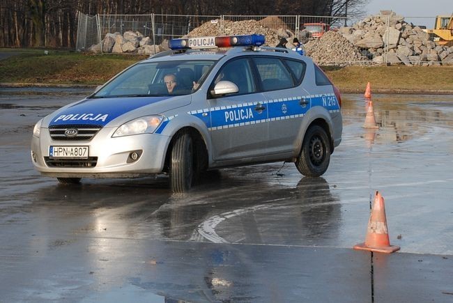 Rajdowcy i instruktorzy jazdy uczyli policjantów jazdy w trudnych warunkach