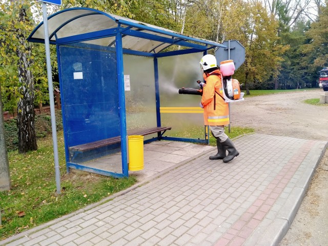 Strażacy z gminy Gorlice przeprowadzili wczoraj akcję dezynfekcji przystanków autobusowych i placów zabaw. Na zdjęciach działania OSP Kobylanka