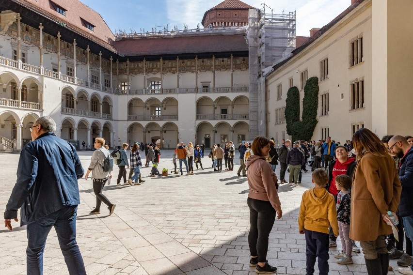 Pierwsze wiosenne słońce ściągnęło na Wawel tłumy