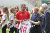 Prezentacja Łukasza Podolskiego jako piłkarza Górnika. "Poldi" przywitał się w Zabrzu z kibicami. Zobaczcie ZDJĘCIA