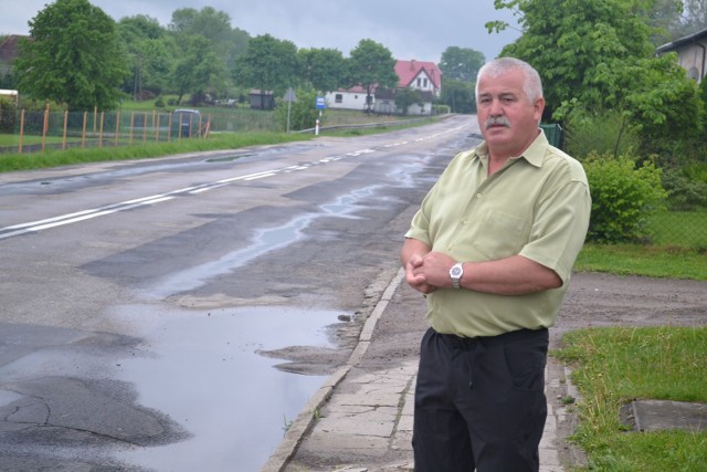 -&nbsp;Już kilka osób dostało mandaty za poruszanie się po niewłaściwej stronie jezdni, tam gdzie nie ma chodnika, i za nieprzechodzenie przez przejście dla pieszych - narzeka Piotr Milda, radny z Piaszczyny.