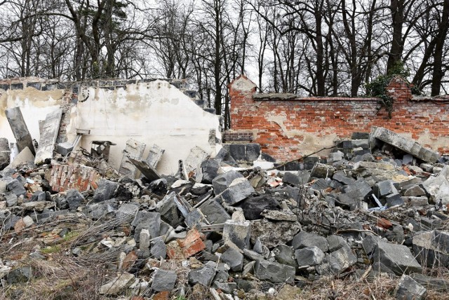 Bałagan na terenie po Zieleni Miejskiej, za cmentarzem przy ul. Wrocławskiej. Stan z drugiej połowy marca 2019 roku.