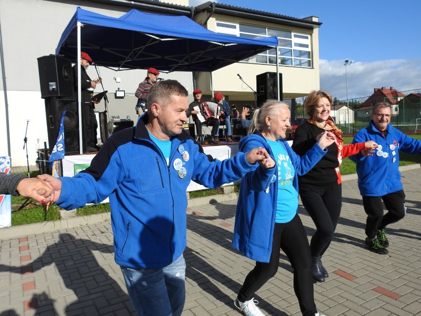 Rozpoczęcie sezonu morsowego 2021/2022. Ponad stu śmiałków weszło do jeziora Gieret w Gibach