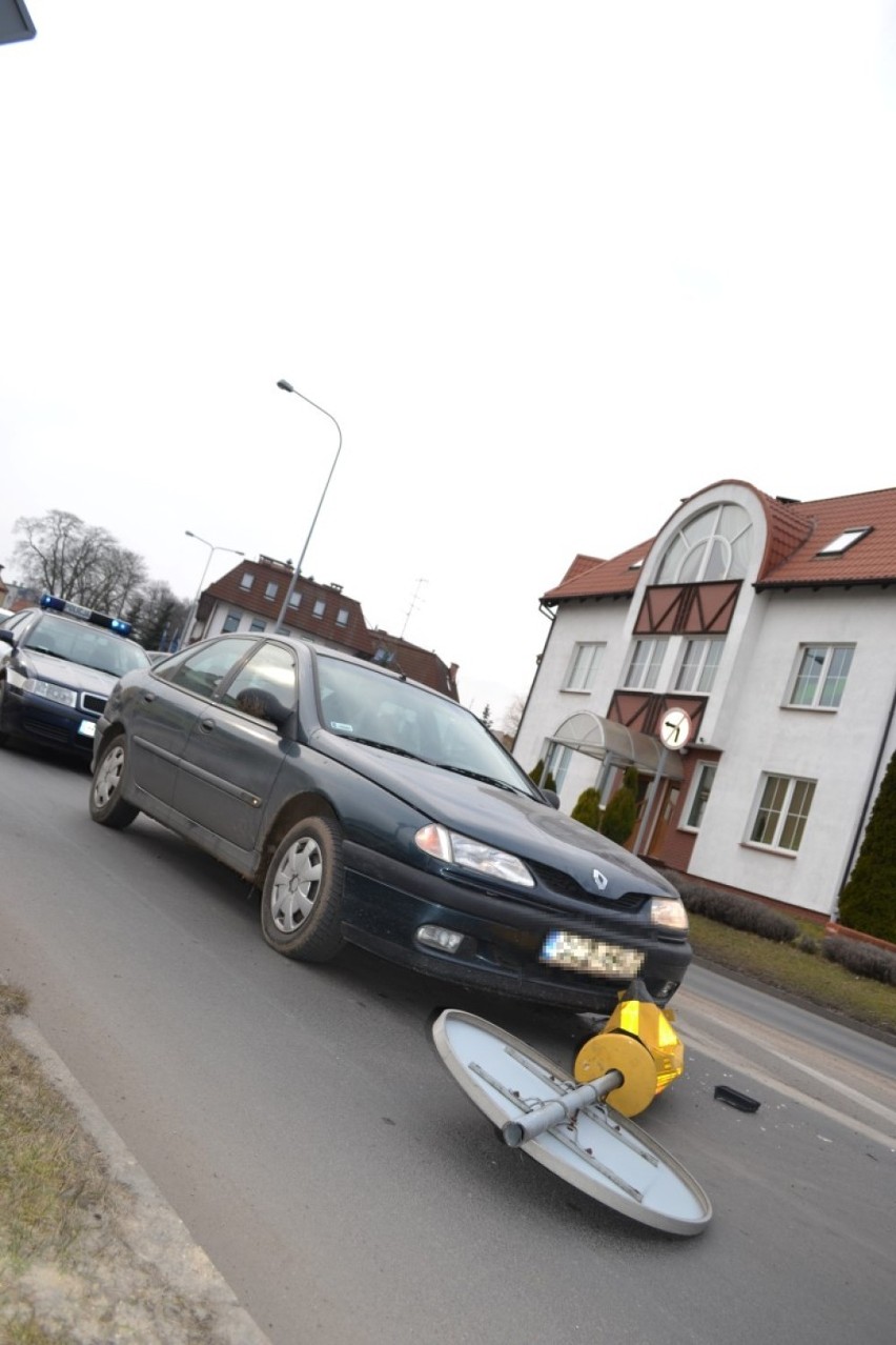 Pirat drogowy? Wyleciał z zakrętu i skosił znak przy zebrze na ul. Zamkowej w Człuchowie