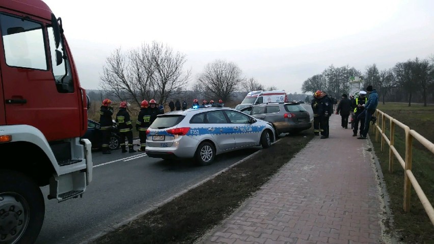 Wypadek w Tobiaszach koło Tomaszowa Maz. na drodze W 713. Pięć osób rannych [ZDJĘCIA]