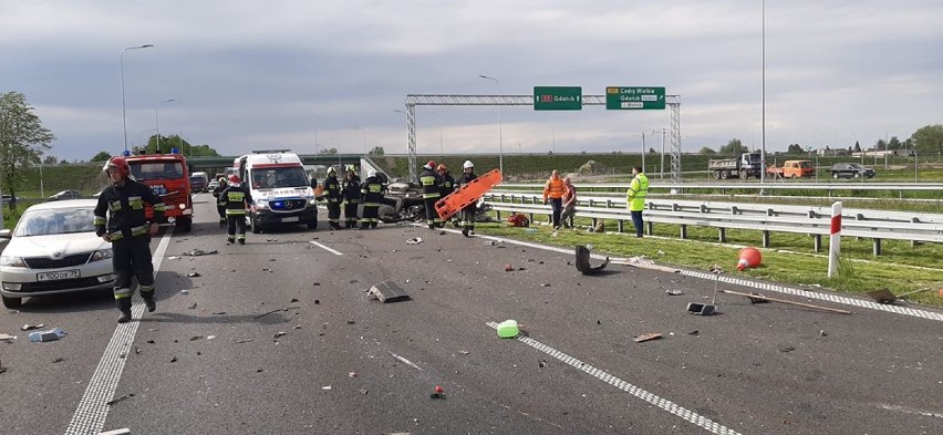 Cedry Małe: Wypadek na S7. Samochód osobowy najechał na auto obsługi technicznej drogi, która kosiła trawę. Utrudnienia w ruchu [ZDJĘCIA]