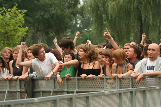 Tuż pod sceną podczas OFF Festival 2007 (http://commons.wikimedia.org/wiki/File:Off_Festival_p_096.jpg)