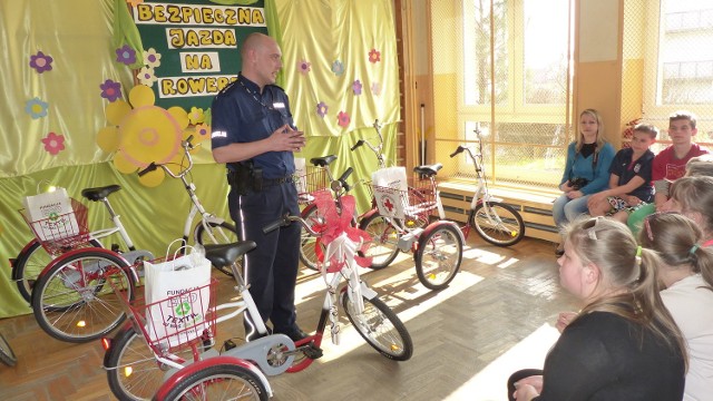Wychowanków Zespołu Szkół Specjalnych w Dębicy starszy aspirant Tomasz Totko uczył, jak bezpiecznie korzystać z otrzymanych rowerów.