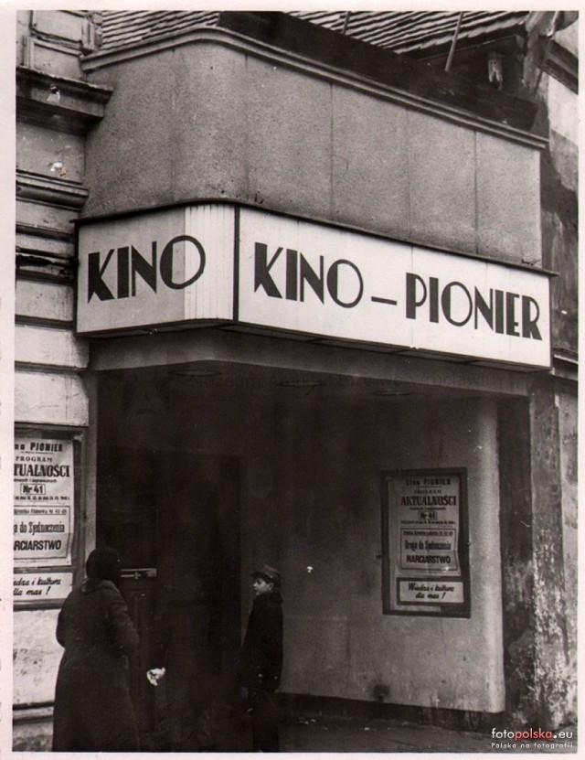 Kino Pionier 14 grudnia 1948. Kino Pionier znajdowało się przy ulicy Jedności Narodowej 71 w dawnym budynku Titania Theater. Mogło pomieścić 256 widzów.

Zobacz więcej na kolejnym slajdzie --->