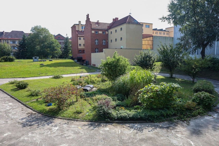 Działka ze schronem na sprzedaż? Chcą tam hotel lub mieszkania. Czy ona się do tego nadaje?