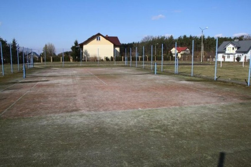 Boiska przy Szkole Podstawowej w Siennicy Nadolnej są...