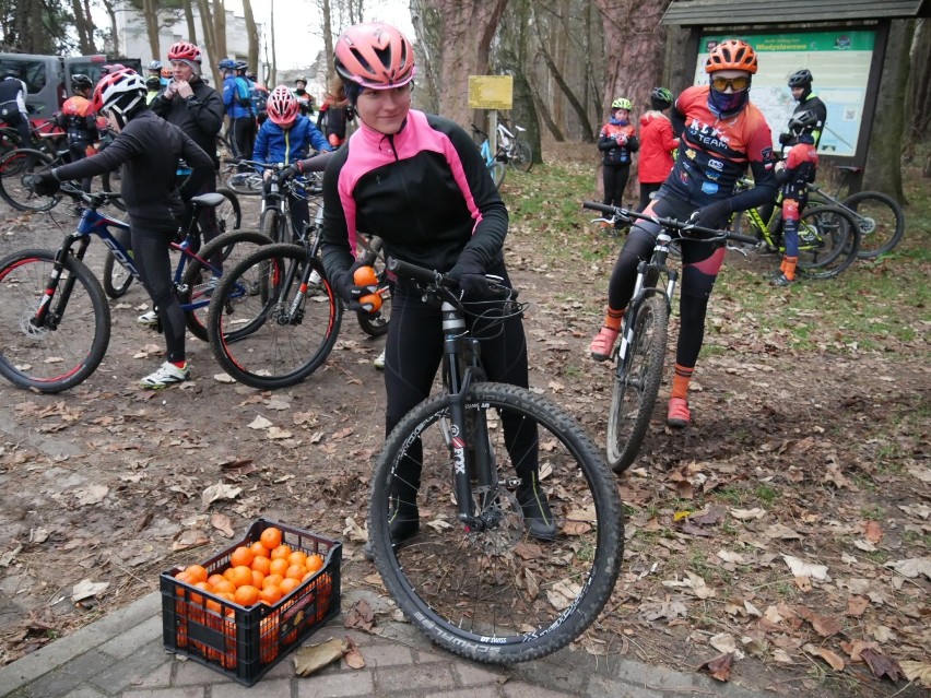 Pomarańczowa Moc Zdrowia, czyli Nowy Rok 2020 we Władysławowie na sportowo. Klif Team zaprosił na rowery i pomarańcze | ZDJĘCIA, WIDEO