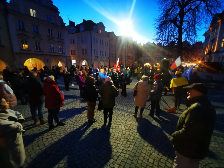 Na Placu Ratuszowym wiec poparcia dla Ukrainy. Pojawili się politycy, samorządowcy i mieszkańcy [ZDJĘCIA]