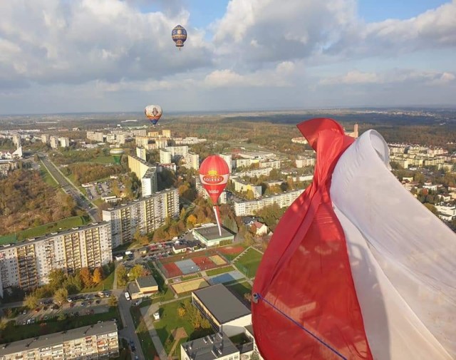 To już tradycja, że 11 listopada balony unoszą się nad Tarnowem, a wraz z nimi potężna biało-czerwona flaga