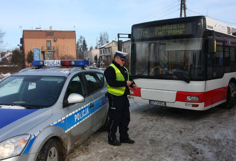 W Piotrkowie trwa akcja &quot;Bus&quot;. Policja kontroluje minibusy i autobusy MZK