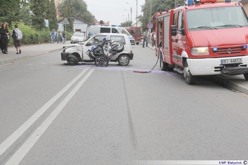 Łapy: Motocyklista uderzył w fiata i trafił do szpitala [zdjęcia]