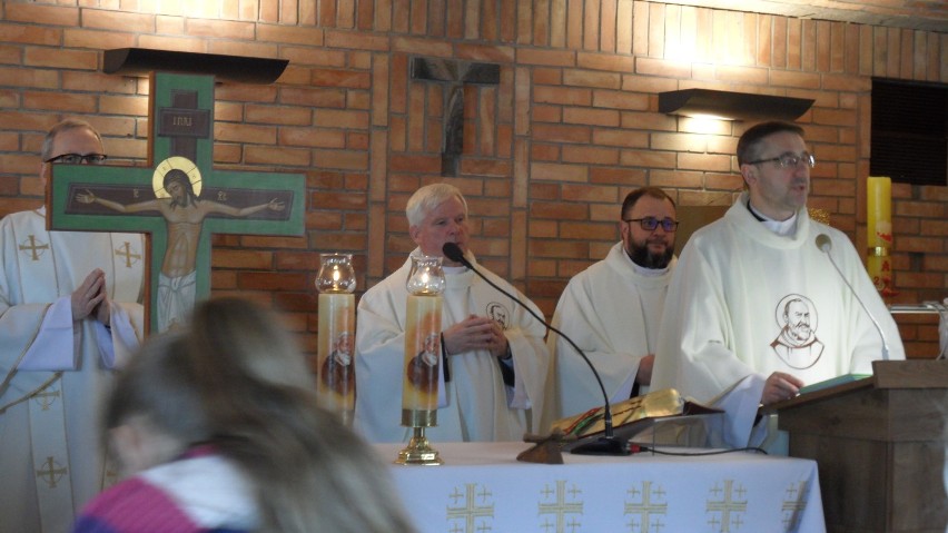 Drewniany jubileusz parafii św. o. Pio w  Tychach-Makołowcu