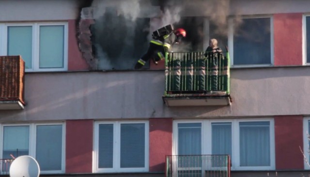 Pożar w Słupcy: Bohaterski strażak uratował kobietę uwięzioną na balkonie