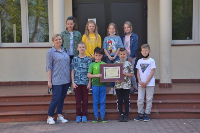 Uczniowie Szkoły Podstawowej nr 2 w Lipnie z Magdaleną Zdrojewską i certyfikatem