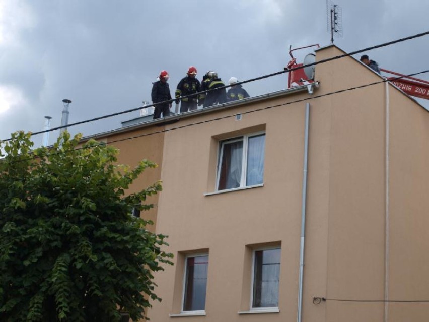 Groźny pożar w Nowym Stawie. Ogień w budynku wielorodzinnym, mieszkańcy ewakuowani