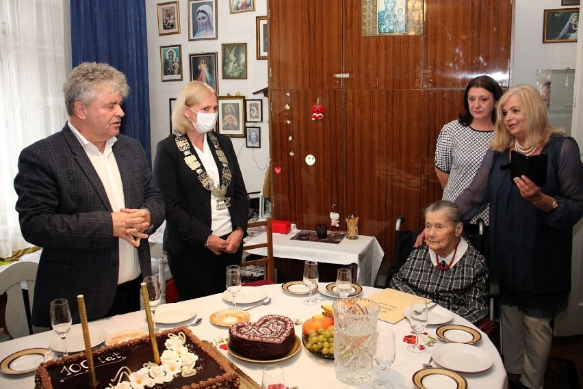 Pani Helena Kindler skończyła 100 lat. Jubilatkę odwiedzili miejscy urzędnicy