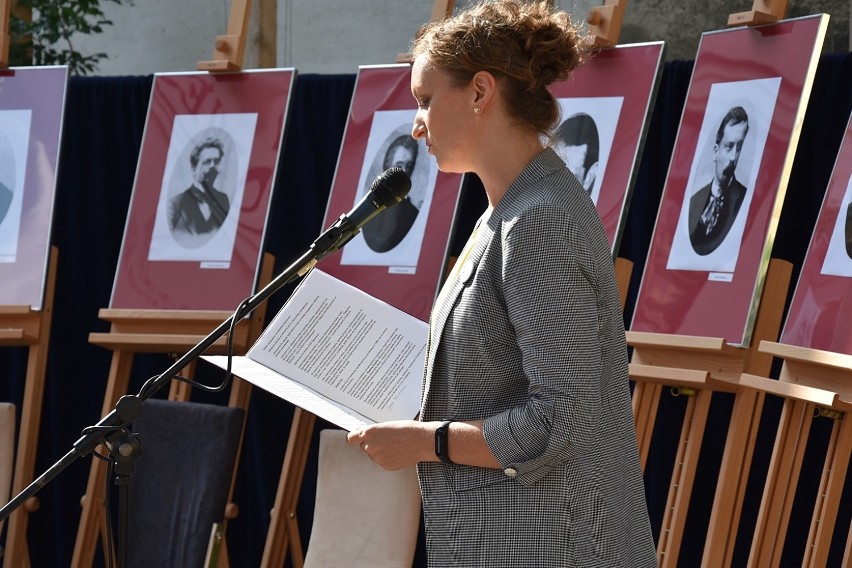 Narodowe Czytanie w Gorlicach. Jesteśmy na skwerku koło biblioteki