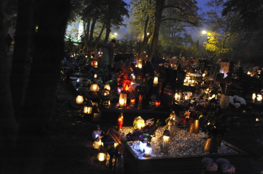 W piątkowy wieczór sporo mieszkańców Kościana odwiedziło groby