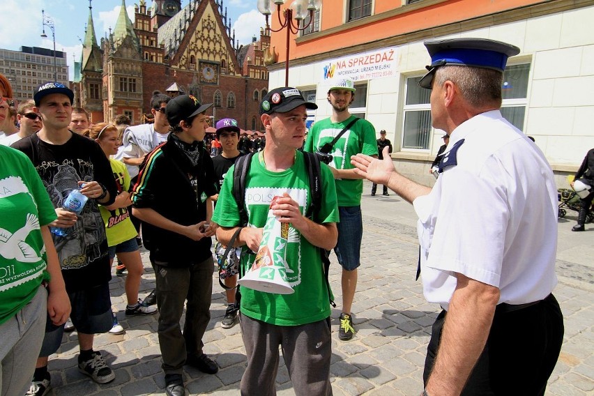 Marsz zwolenników palenia marihuany przeszedł przez Wrocław (ZDJĘCIA)