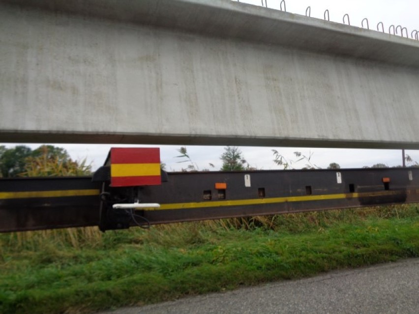 Lędowo: Uciążliwy remont mostu. Ciężarówki zastawiły drogę dojazdową [ZDJĘCIA]