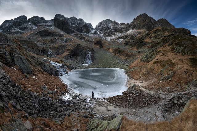 Surowość zimy w Tatrach najlepiej uwidacznia się nad wodą - licznymi górskimi stawami, jeziorkami i jeziorami. Na zdjęciu: mróz skuł lodem niewielkie oczko wodne w Dolinie Gąsienicowej.

